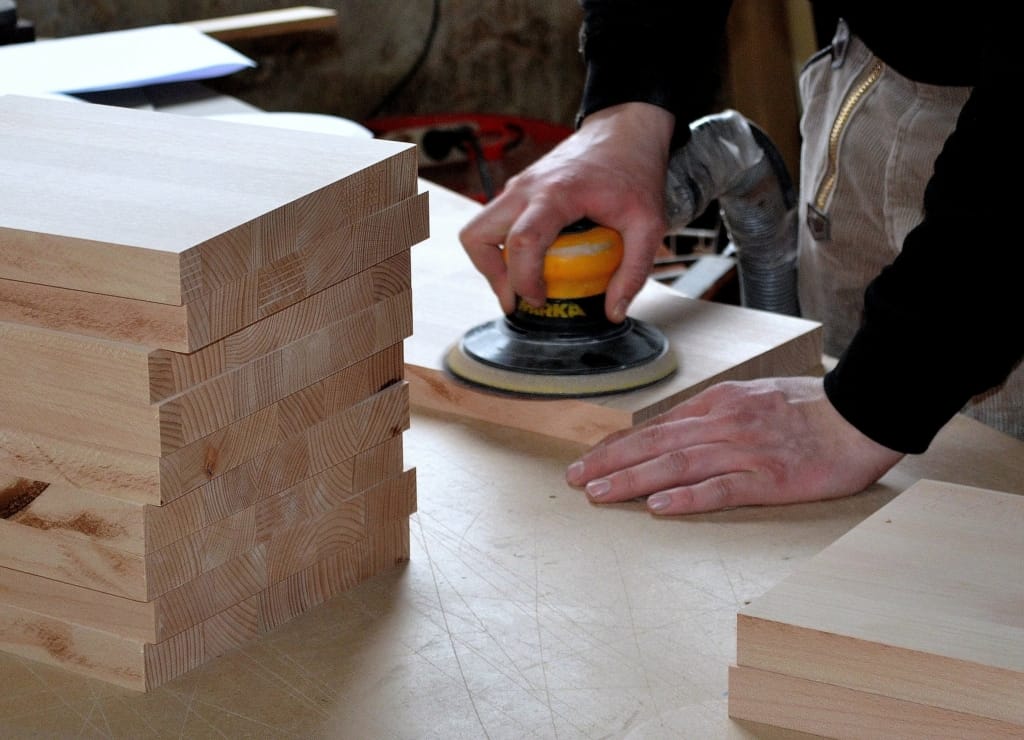 Holz polieren mit einem Exzenterschleifer