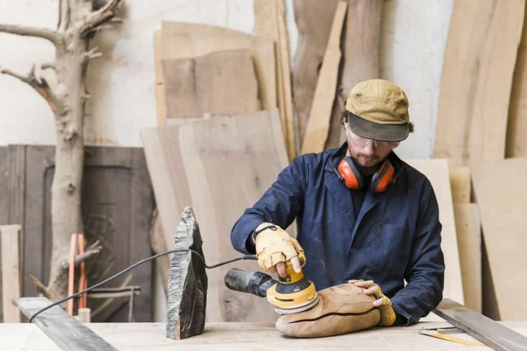 Tischler poliert Holz